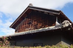 風雨にさらされ、外壁が傷んでいます。